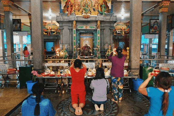 Nhiều người đến đây để khấn vái (sưu tầm) những ngôi chùa linh thiêng ở sài gòn