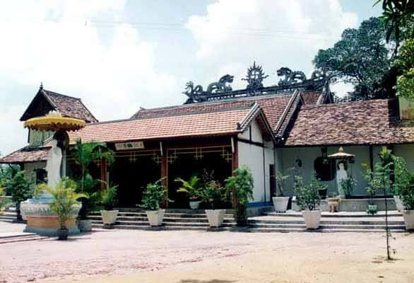 Chùa đã được vua Bảo Đại ban tấm biển “Sắc tứ Bác Ái Tự” vào năm 1933 (Ảnh ST)