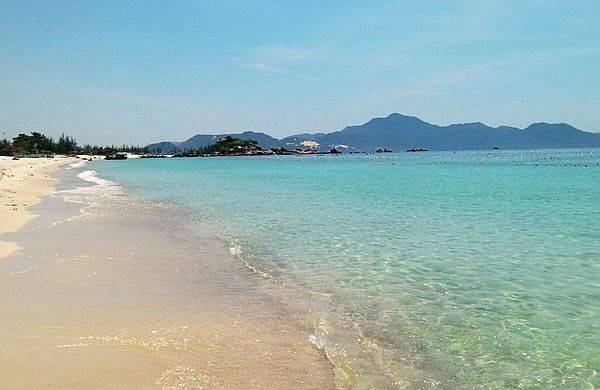 Bãi tắm đúng kiểu biển xanh, cát trắng, nắng vàng của Bình Lập (Ảnh ST)