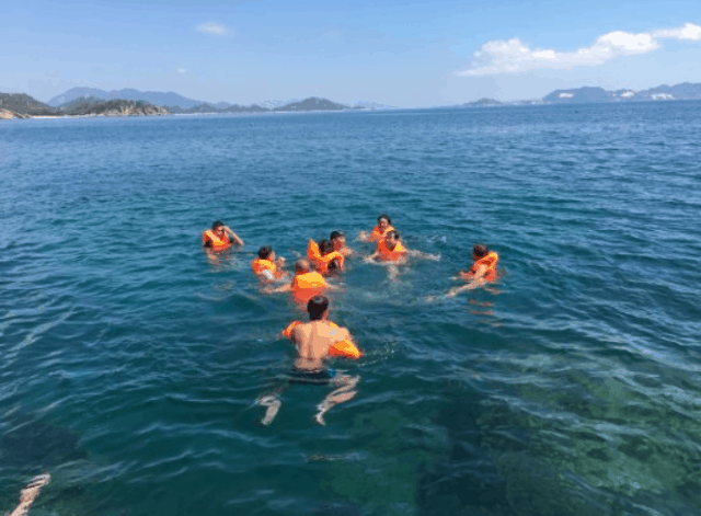 Làn nước trong xanh nhìn thấy đáy ở bãi Cồn (Ảnh ST)