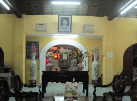 Bàn thờ chị Võ Thị Sáu trong nhà dân Bàn thờ chị Võ Thị Sáu trong nhà dân