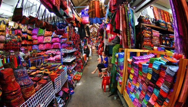Rất nhiều mặt hàng được bày bán tại đây (Ảnh ST)