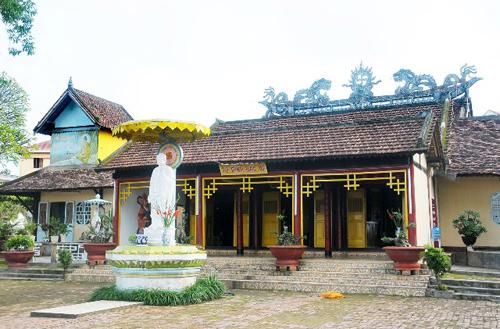 Tượng Quan Âm được làm bằng gốm men rạn đặt ở Hoa Viên (Ảnh ST)