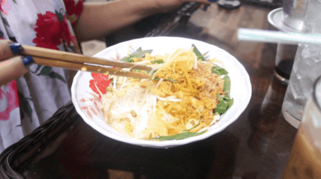 Khi ăn bún kèn chỉ cần trộn lên là được Khi ăn bún kèn chỉ cần trộn lên là được