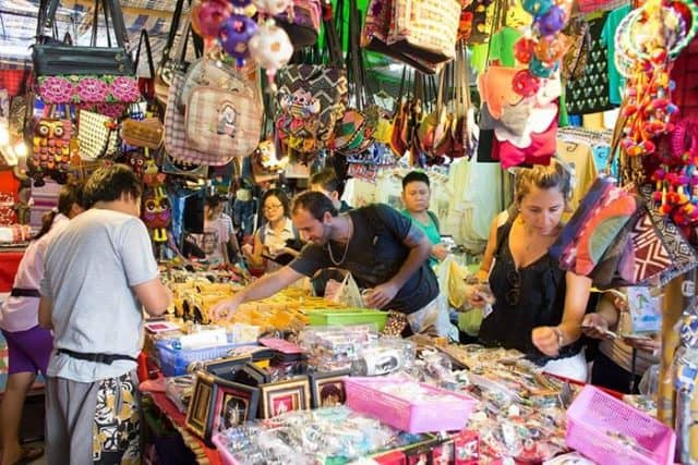 Bạn nên mặc đồ đơn giản để đi chợ thoải mái hơn (Ảnh ST)