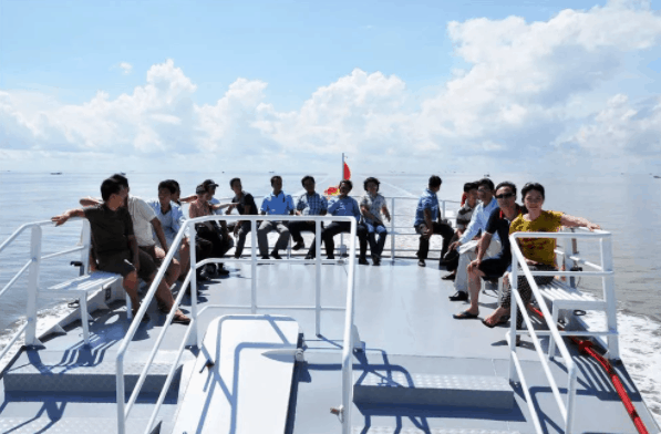 Ngắm cảnh biển ở trên Boong tàu Ngắm cảnh biển ở trên Boong tàu