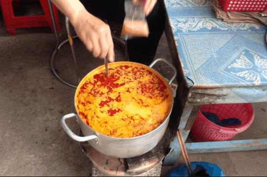Nước lèo bún kèn có màu vàng đậm Nước lèo bún kèn có màu vàng đậm