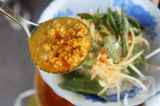 Nước lèo bún kèn được làm từ cá xay nhuyễn Nước lèo bún kèn được làm từ cá xay nhuyễn