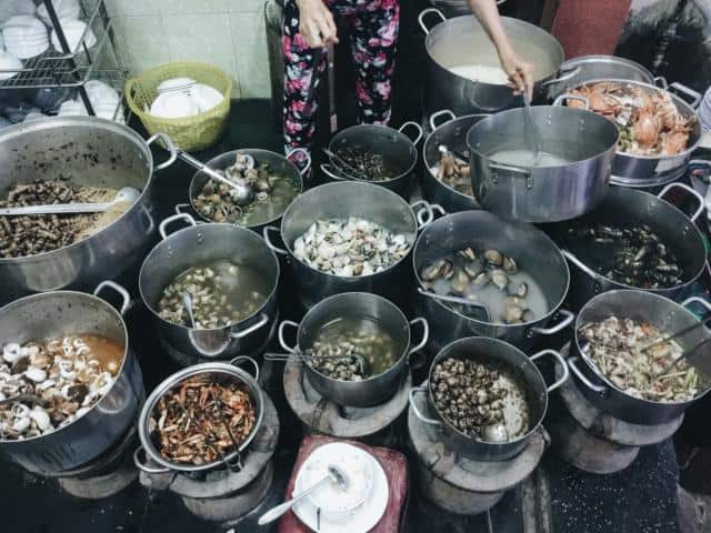 Quán ốc có đa dạng nhiều loại ốc khác nhau (Ảnh ST)