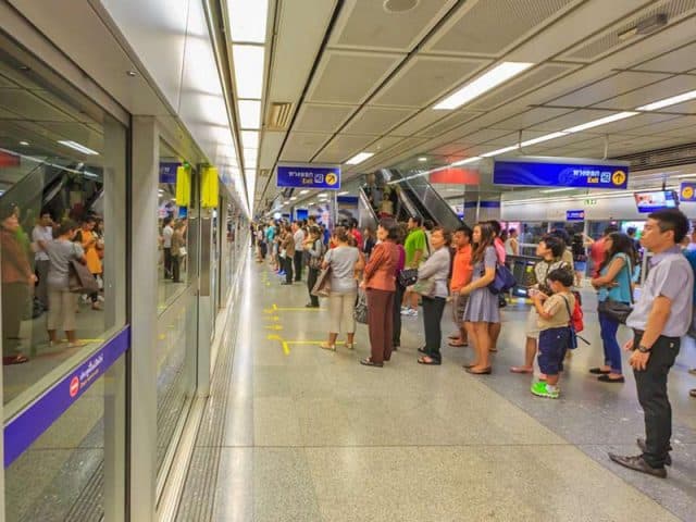 Bạn chỉ mất chừng 5 phút đi bộ là có thể tới chợ Chatuchak (Ảnh ST)