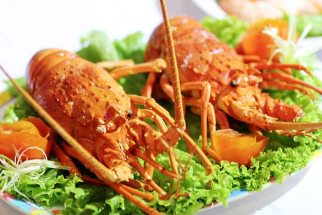 Tôm hấp có màu đỏ tươi, thịt tôm phải trắng chứ không có màu đục, ăn thơm cả mùi tôm lẫn mùi bia (Ảnh ST)
