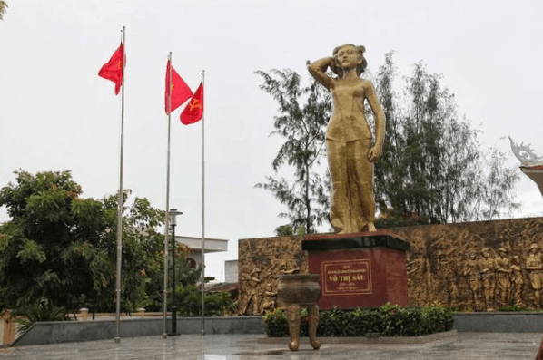Tượng đài chị Võ Thị Sau tại quê nhà Đất Đỏ Tượng đài chị Võ Thị Sau tại quê nhà Đất Đỏ
