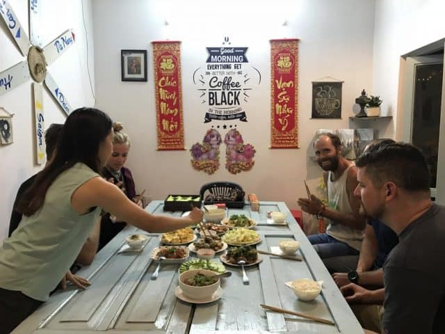 Bữa cơm ấm cúng tại Homestay (Ảnh ST)