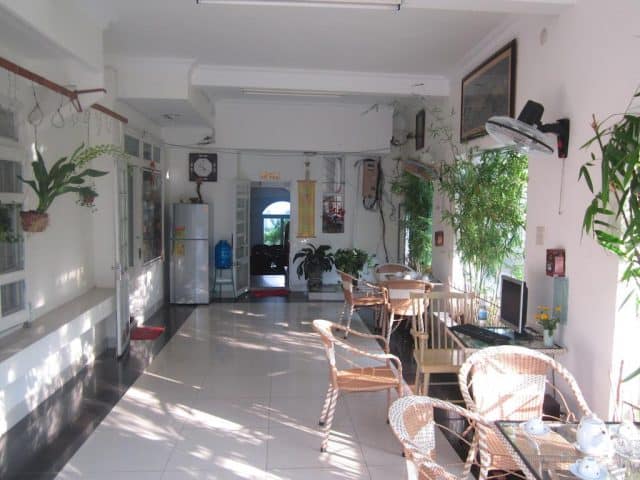 Khuôn viên khách sạn, nơi bạn có thể uống trà, thưởng thức cà phê (Ảnh ST)