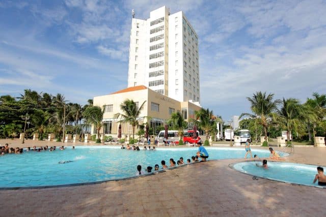 Hồ bơi trong khách sạn Sài Gòn Quy Nhơn (Ảnh ST)