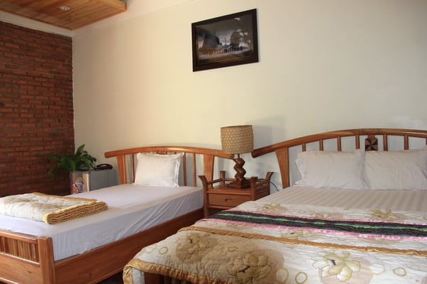 Phòng nghỉ khá đơn giản trong green hotel (Ánh ST)