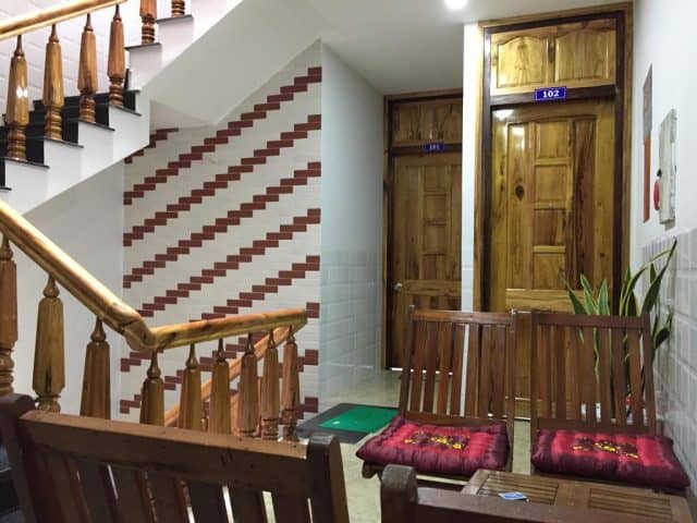 Bàn uống nước được đặt ở các tầng của khách sạn (Ảnh ST)