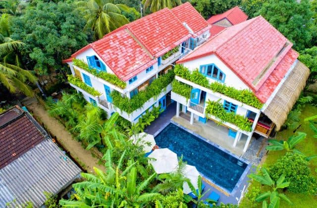 Khuôn viên của nơi đây được bao trùm bởi một màu xanh của cỏ cây, có khá nhiều cây chuối được trồng, tạo một cảm giác dân dã (Ảnh ST)