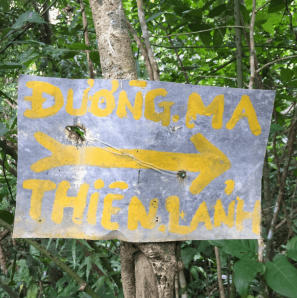 Bảng chỉ dẫn đường lên đỉnh núi Ma Thiên Lãnh