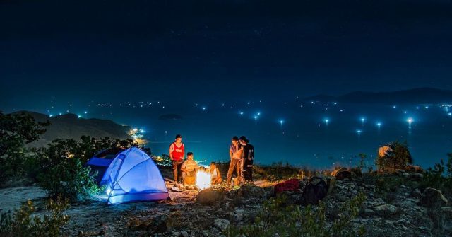 Cắm trại qua Äêm Äá» trải nghiá»m Nha Trang hoà n toà n khác (Ảnh ST)
