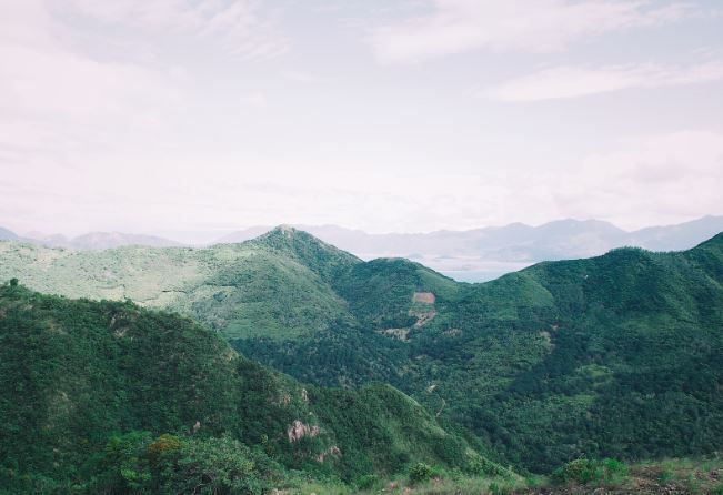 Nhìn từ trên Äá»nh ngá»n núi má»t bên là biá»n má»t bên là Äá»i núi tráºp trùng (Ảnh ST)