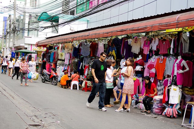 Người mua sắm ở chợ Pratunam (ẢNH ST)