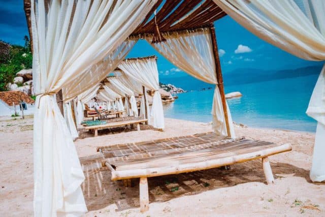 Dãy chòi ngay gần biển cho bạn nghỉ ngơi và ngắm nhìn khung cảnh thiên nhiên (ẢNH ST)