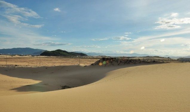 Mỗi ngày hình dạng vân cát thay đổi khác nhau, phụ thuộc vào gió biển Nhơn Lý và tạo thành hình thù độc đáo (Ảnh ST)