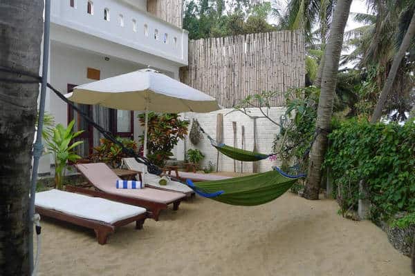 Bạn sẽ được thảnh thơi ngồi trên ghế dài, uống một ly cocktail thật ngon (Ảnh: sưu tầm)