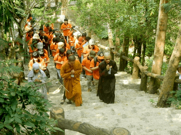 Hình ảnh du khách hành hương lên Linh Sơn Bửu Thiền Hình ảnh du khách hành hương lên Linh Sơn Bửu Thiền