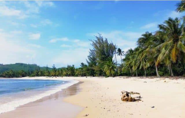 Một góc hoang sơ Bãi Ôm Phú Yên (Ảnh ST)
