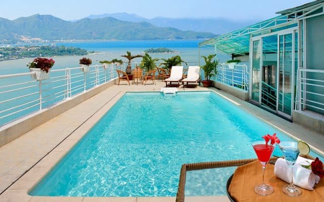 Từ bể bơi trên cao thưởng thức ly cocktail và ngắm nhìn khung cảnh tuyệt vời (Ảnh ST)