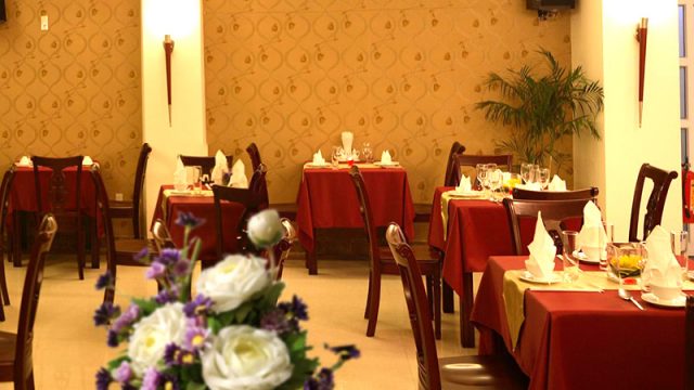 Nhà hàng trong khách sạn phục vụ bữa ăn truyền thống kiểu Việt Nam và phương Tây (Ảnh ST)