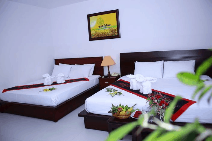 Không gian phòng nghỉ 2 giường tại khách sạn Hoàng Long Không gian phòng nghỉ 2 giường tại khách sạn Hoàng Long