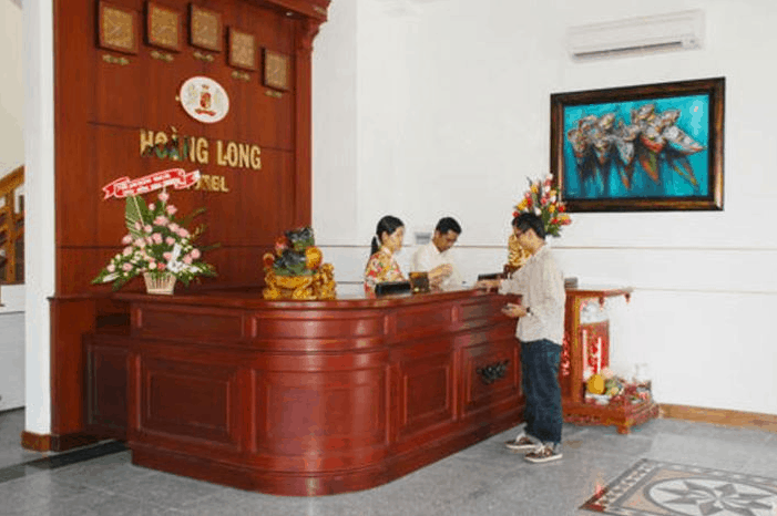 Quầy lễ tân tại khách sạn Hoàng Long luôn phục vụ 24/24 Quầy lễ tân tại khách sạn Hoàng Long luôn phục vụ 24/24