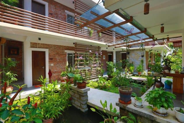 Hoa lá cây cỏ được bài trí hài hòa tại đây (Ảnh ST)