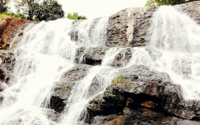 Những dải nước trắng xóa chảy trên thác (Ảnh ST)