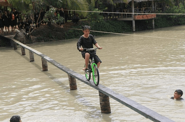 Trò chơi đi xe trên cầu khỉ tại khu du lịch Lan Vương