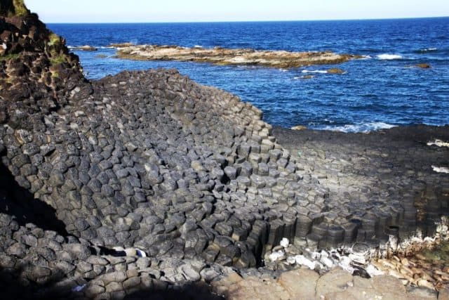 Ghềnh Đá Đĩa được tạo ra bởi sự phun trào của dòng dung nham cực nóng bị co lại khi gặp nhiệt lạnh của nước biển đã hình thành nên những phiến đá kỳ thú (Ảnh ST)