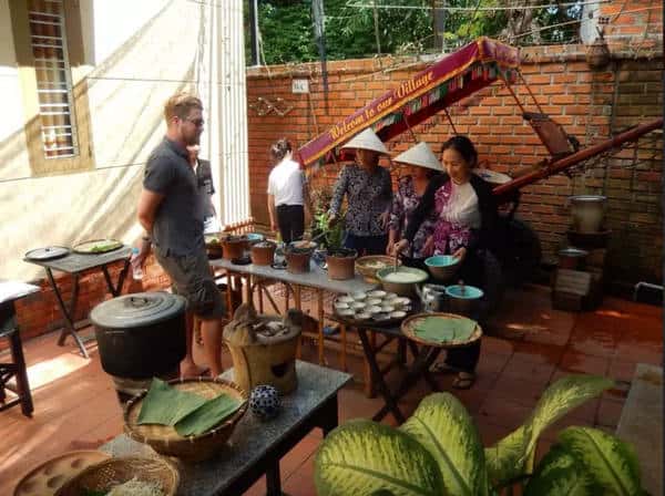 Đặc biệt hơn là bạn sẽ được đầu bếp hướng dẫn cách làm món ăn dân dã địa phương đơn giản đến những món Âu Á phức tạp hơn (Ảnh: sưu tầm)