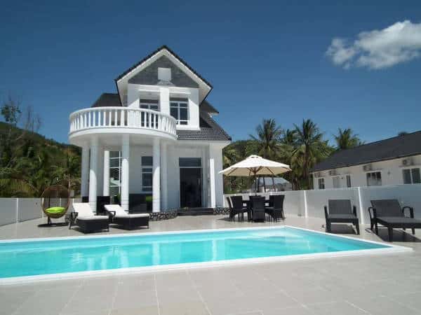 Villa Relax có 4 phòng ngủ với 2 phòng ngủ có view nhìn thẳng ra biển (Ảnh ST)