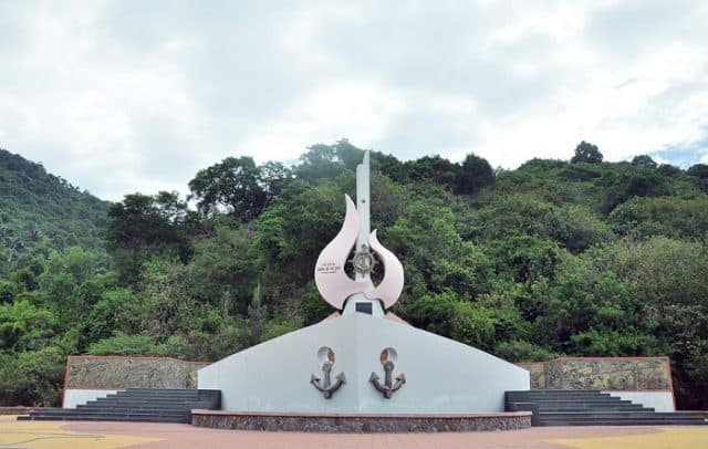 Đài tưởng niệm tàu không số Vũng Rô (Ảnh ST)