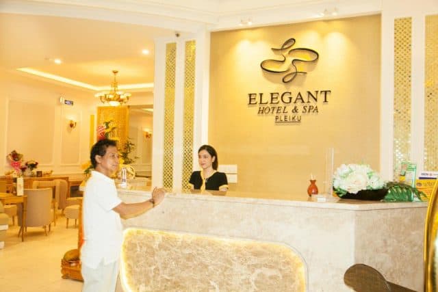 Những thắc mắc về dịch vụ khách sạn sẽ được nhân viên giải đáp nhiệt tình (Ảnh ST)