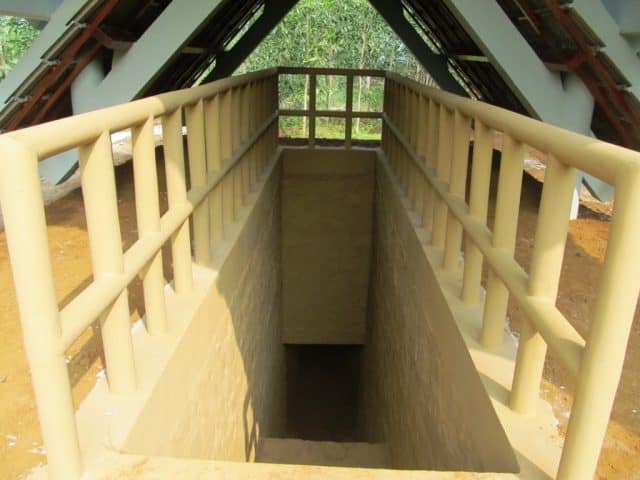 Lối xuống địa đạo được xây khá nhỏ và hẹp (Ảnh ST)