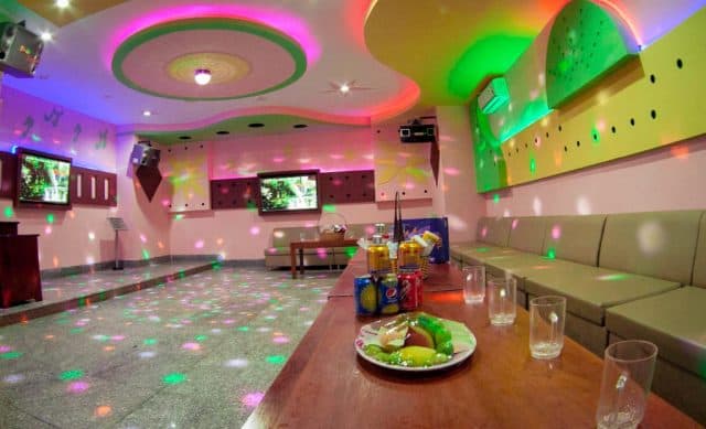 Phòng karaoke sẵn sàng phục vụ để du khách xả stress (Ảnh ST)