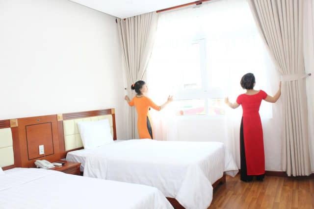 Nhân viên tận tình và chu đáo hết mình (Ảnh ST)