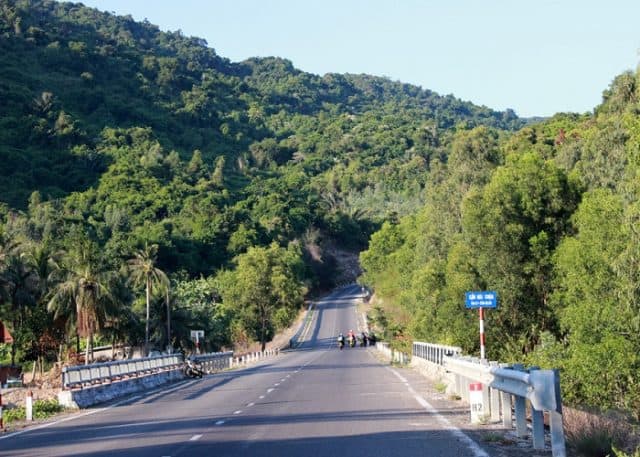 Đường đi đến địa điểm tàu không số Vũng Rô với bạt ngàn đồi núi (Ảnh ST)