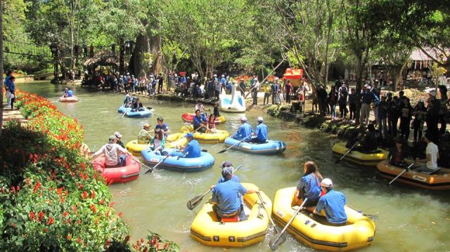 Tổ chức bơi thuyền ngay tại thác Prenn. (Ảnh: ST)