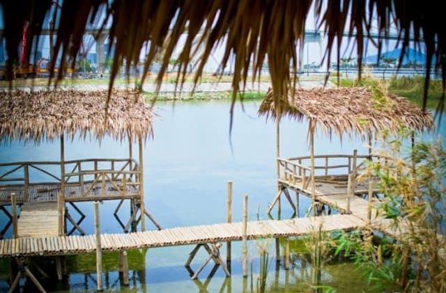 Những chòi tre được dựng nổi trên bờ mặt nước yên ả. (Ảnh: ST)