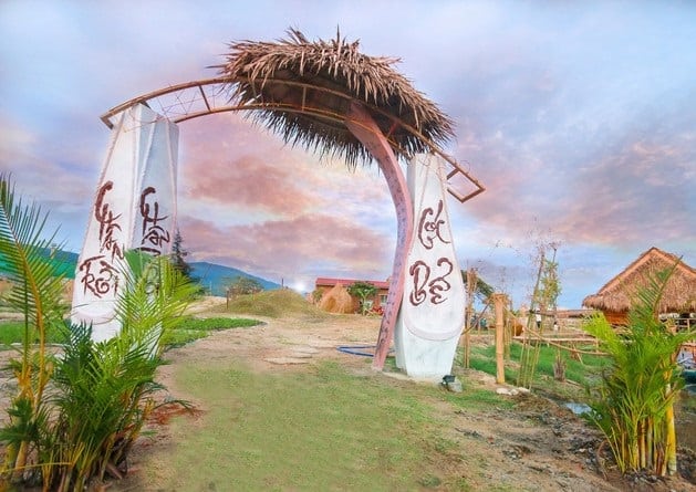 Cổng chào của khu sinh thái đậm chất dân dã thôn quê. (Ảnh: ST)